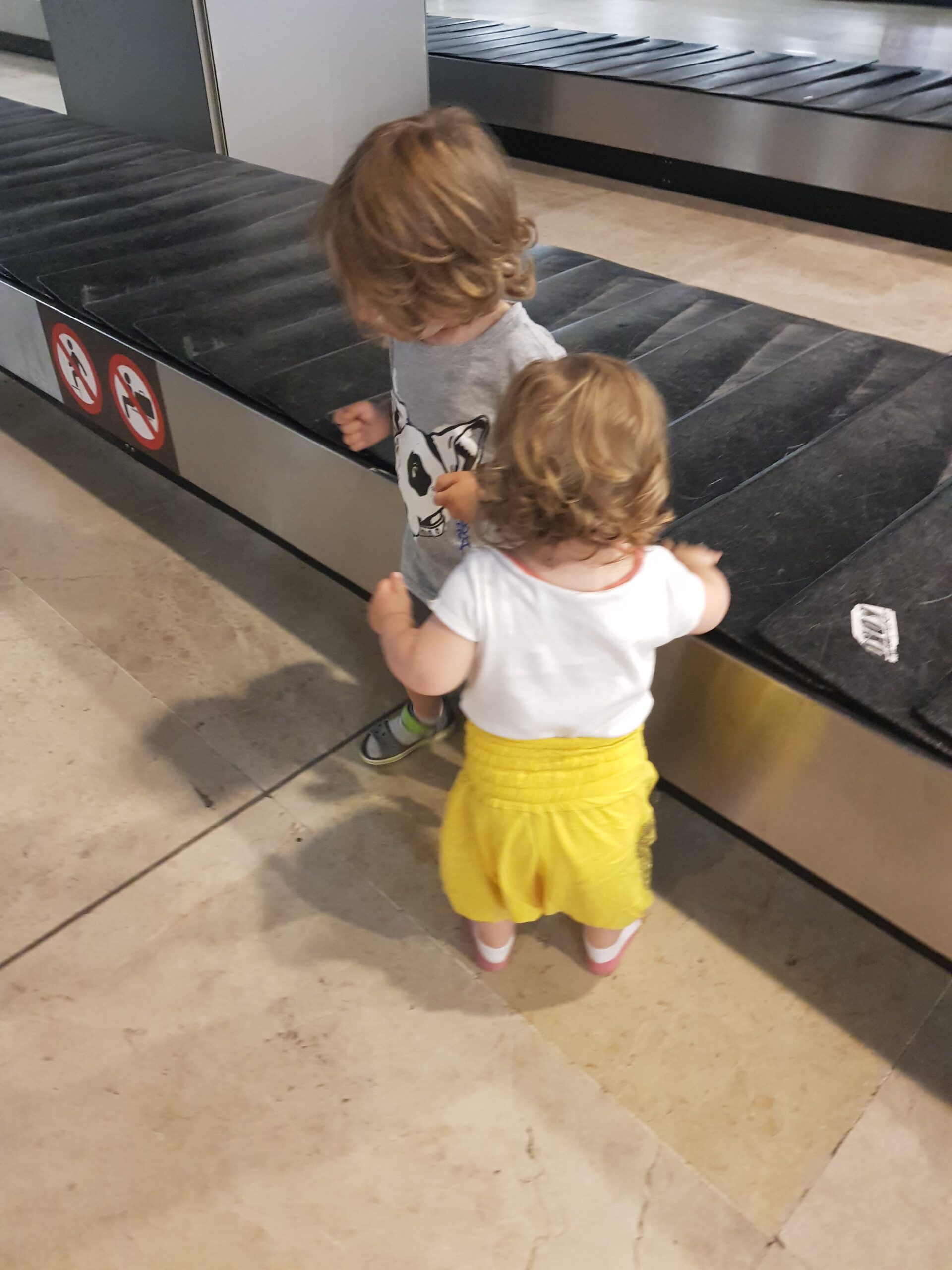 Escenas de aeropuerto con niños, equipaje de mano